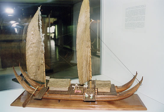 Piragua doble polinesia en el Museo de Tahiti y sus islas